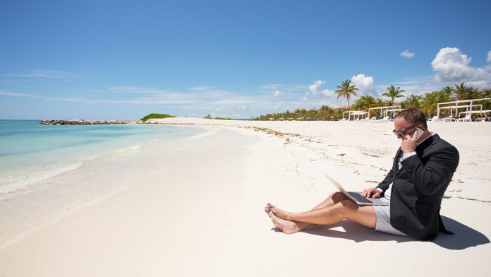 Expertos afirman vacaciones sin desconectar pasan factura.