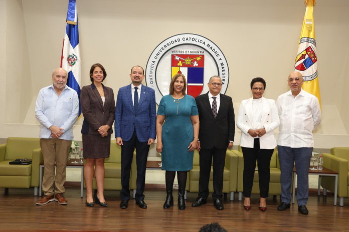 Comunicadores y juristas analizan en PUCMM el proyecto de ley de libertad de expresión.