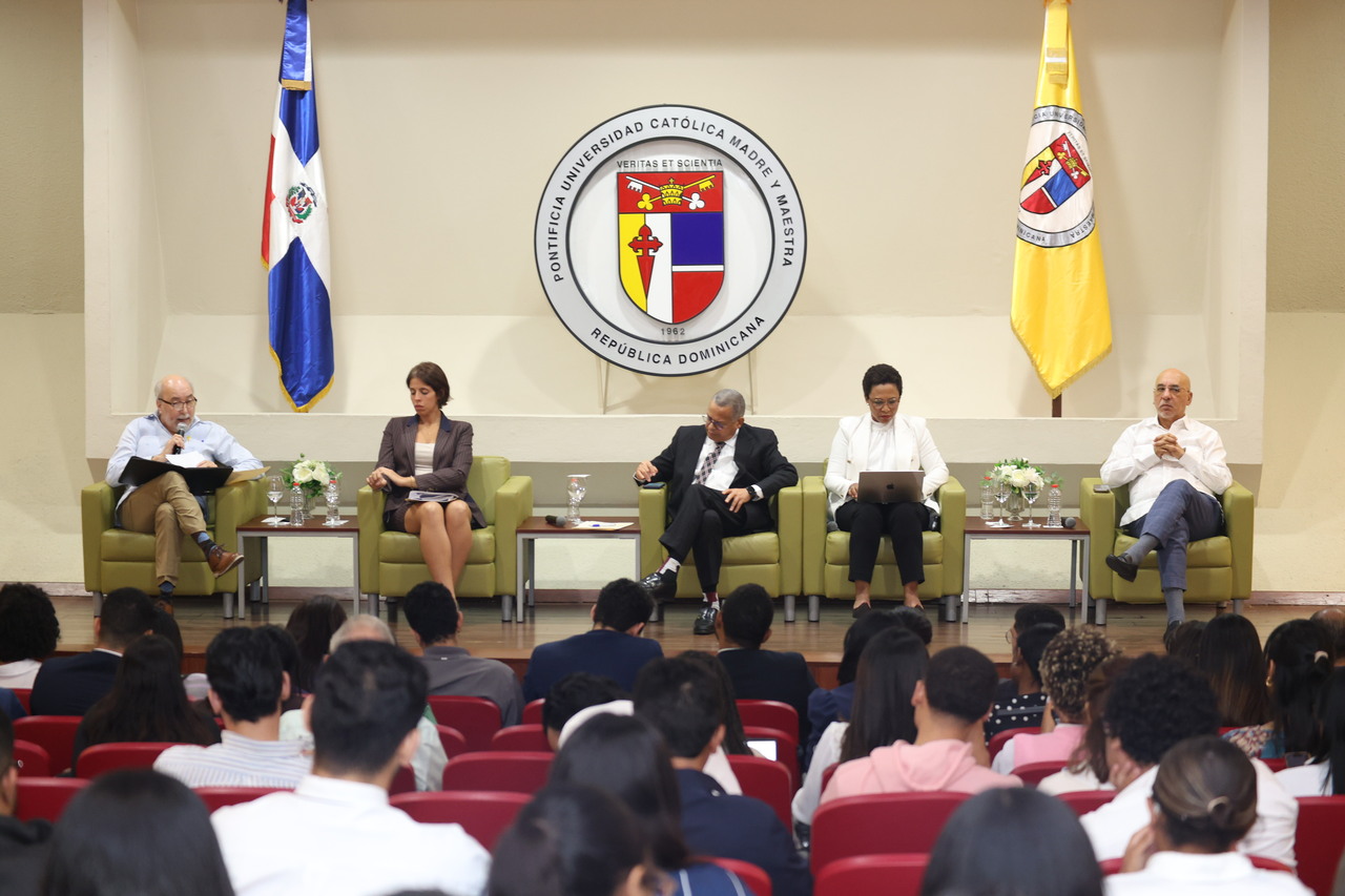 Comunicadores y juristas analizan en PUCMM el proyecto de ley de libertad de expresión.