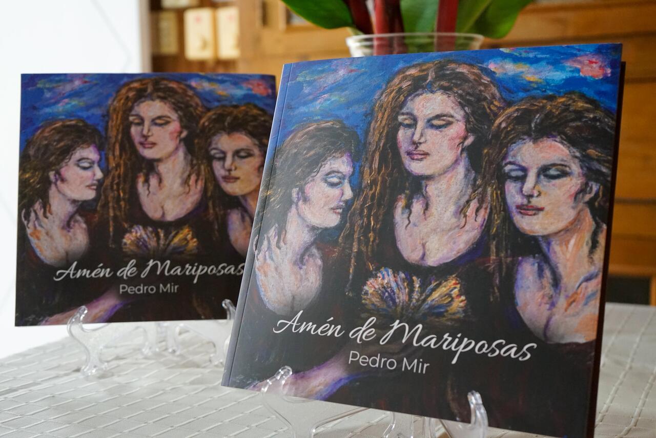 SIS entrega nueva edición del poema Amén de Mariposas a Museo Hermanas Mirabal.