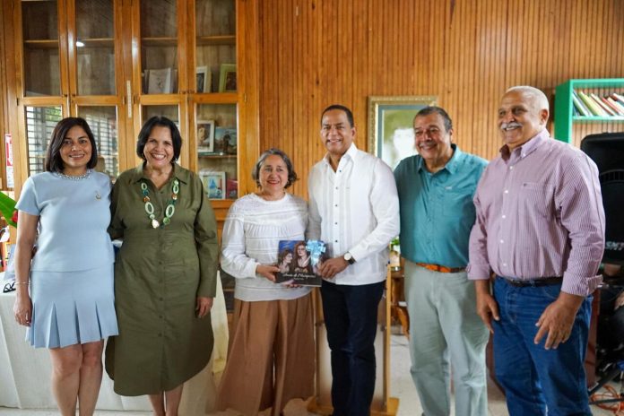 SIS entrega nueva edición del poema Amén de Mariposas a Museo Hermanas Mirabal.