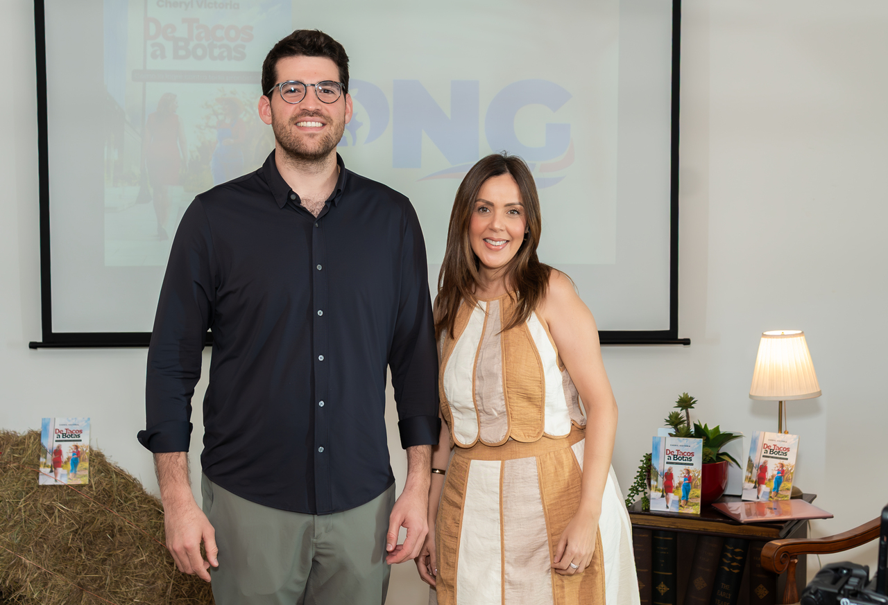 Cheryl Victoria presenta su libro “De Tacos a Botas”.