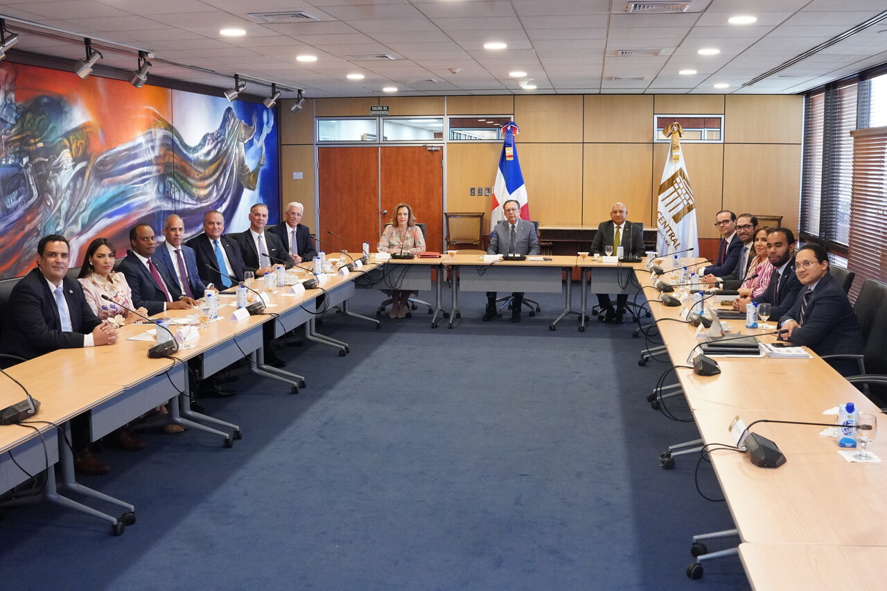 Gobernador del BCRD dialoga con ASIEX sobre inversión extranjera.
