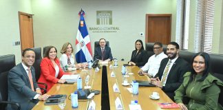 Gobernador Valdez Albizu recibe informe “Dominicanos en el exterior 2024” por parte del MIREX.
