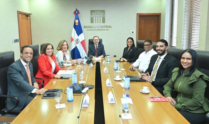 Gobernador Valdez Albizu recibe informe “Dominicanos en el exterior 2024” por parte del MIREX.