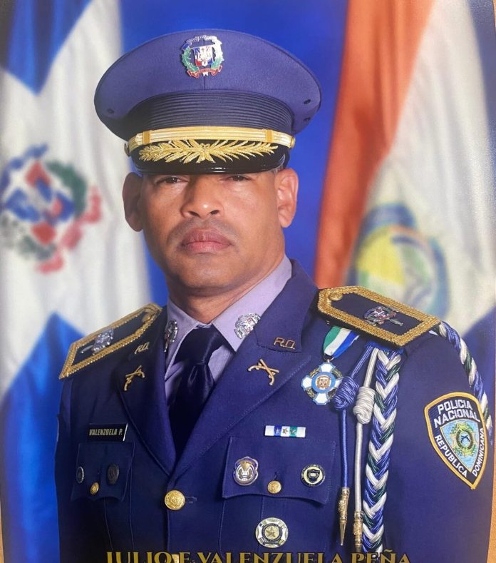 PN designa coronel Julio Enmanuel Valenzuela Peña como nuevo director de la Escuela para Cadetes Mayor General®️ José Félix Rafael Hermida González.