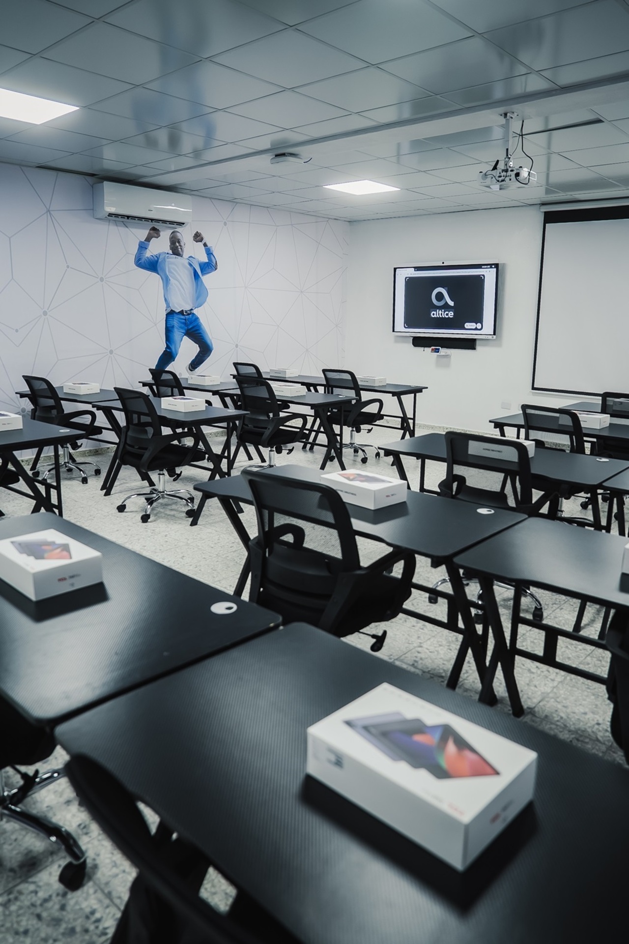 Altice habilita nueva aula inteligente en recinto UASD Constanza.