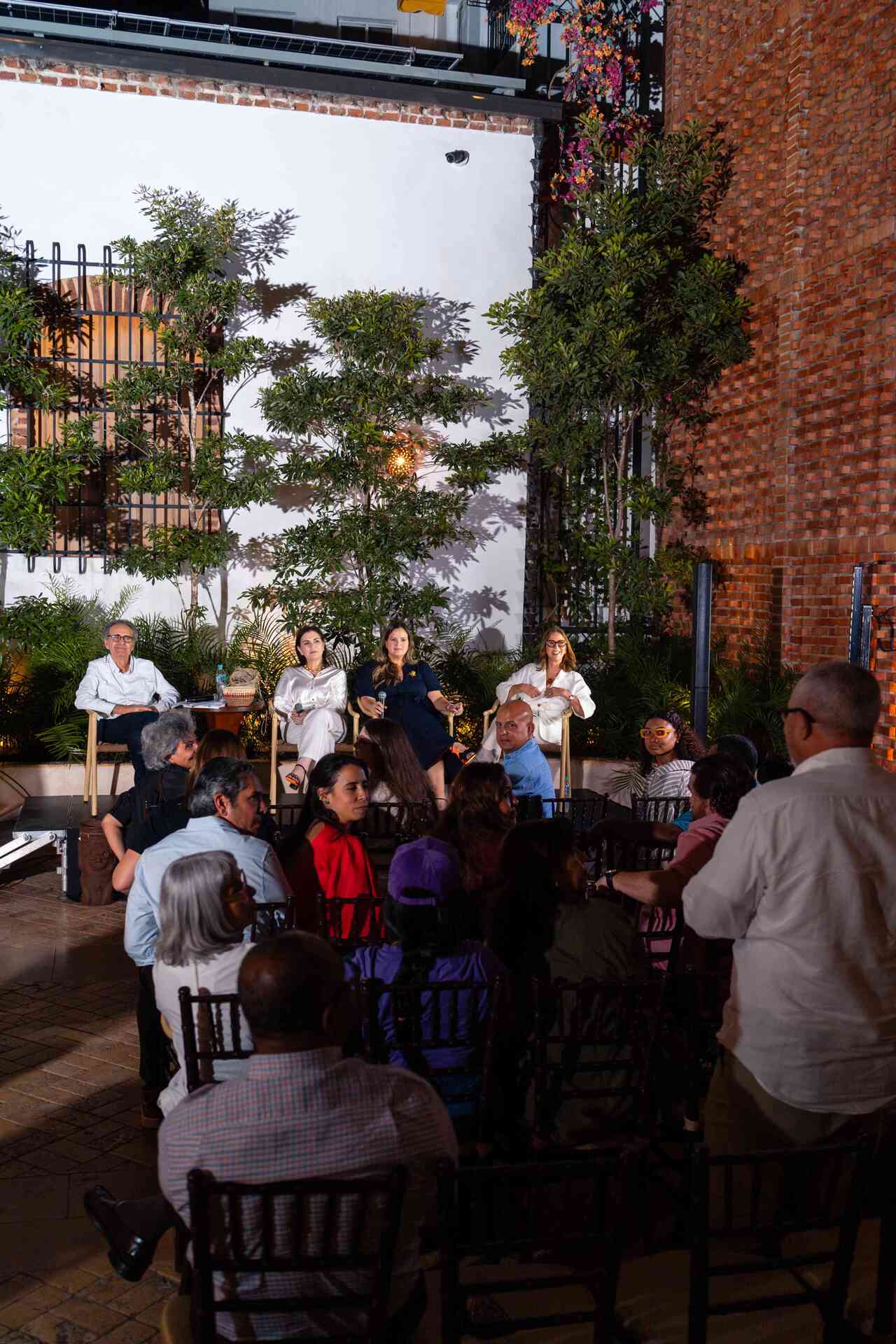 Centro Cultural Taíno en Santo Domingo destaca el legado ancestral en la artesanía en conversatorio.