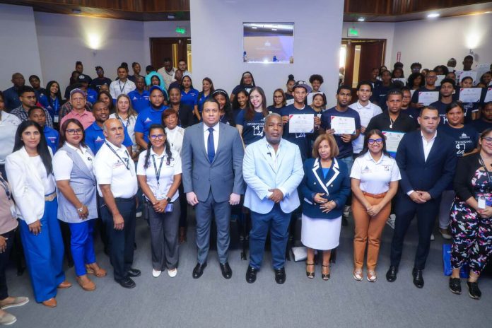 Gabinete de Política Social entrega capital semilla a jóvenes emprendedores.