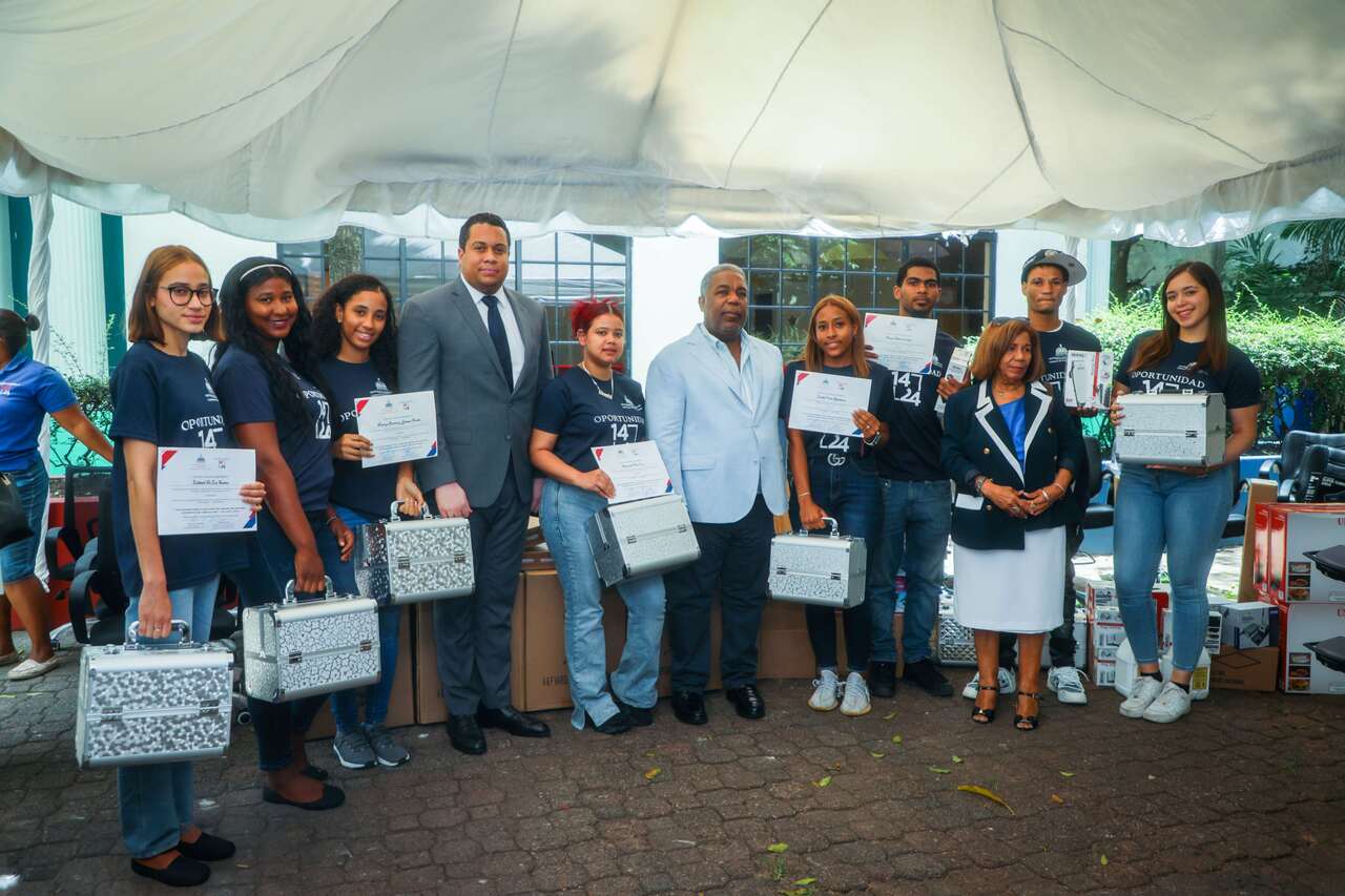 Gabinete de Política Social entrega capital semilla a jóvenes emprendedores.