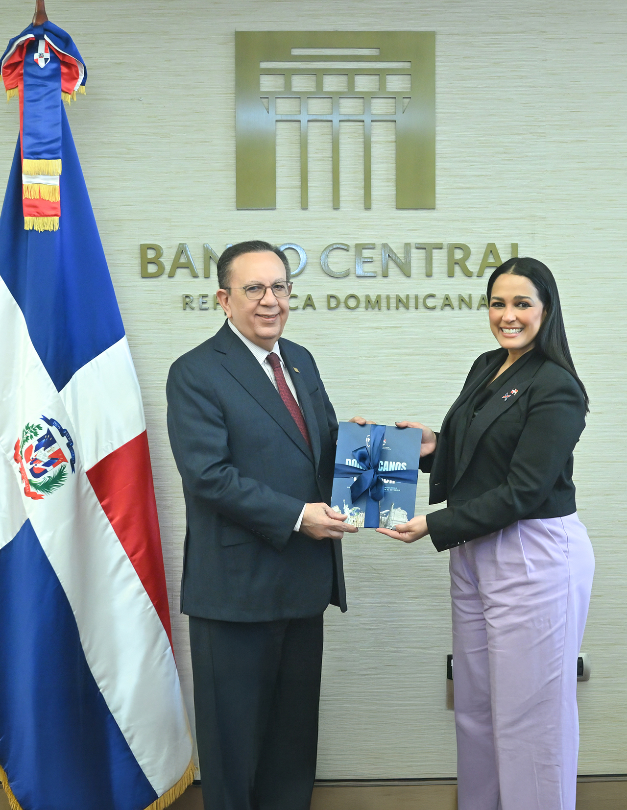 Gobernador Valdez Albizu recibe informe “Dominicanos en el exterior 2024” por parte del MIREX.