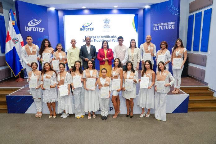 INFOTEP y Embajada de la India fomentan el bienestar integral con capacitación en yoga.