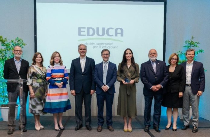 EDUCA otorga reconocimiento a Darwin Caraballo.