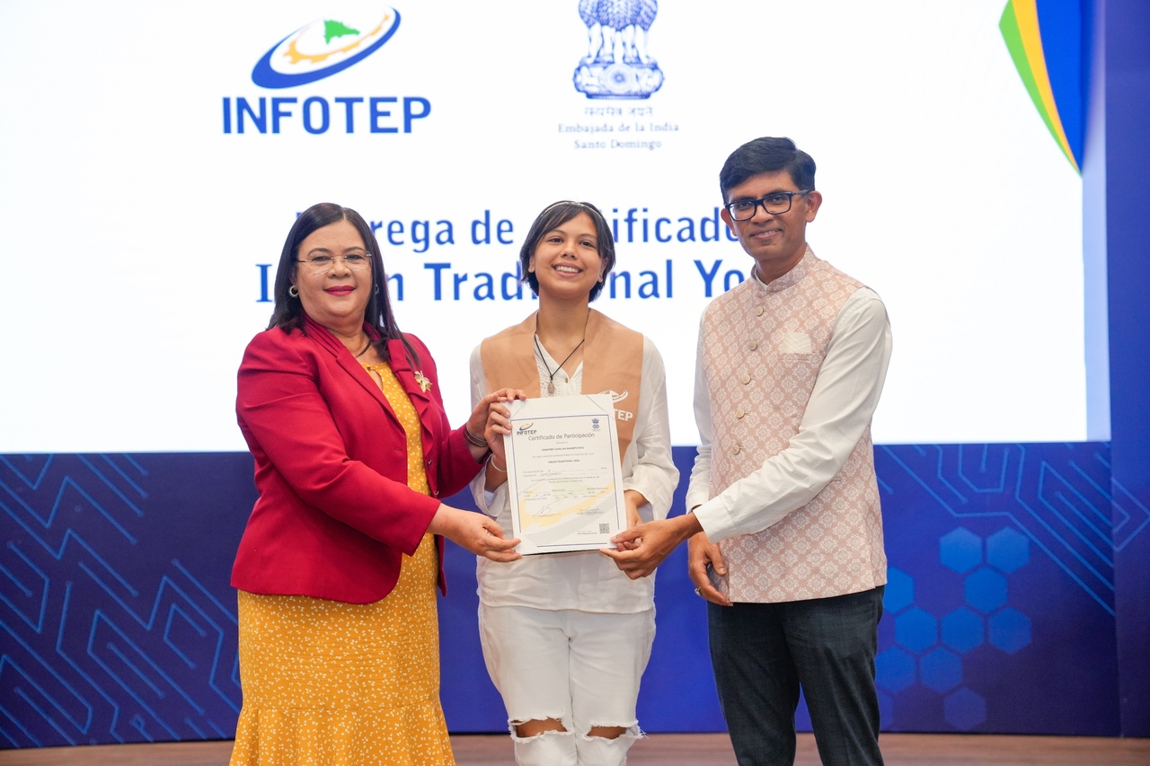 INFOTEP y Embajada de la India fomentan el bienestar integral con capacitación en yoga.