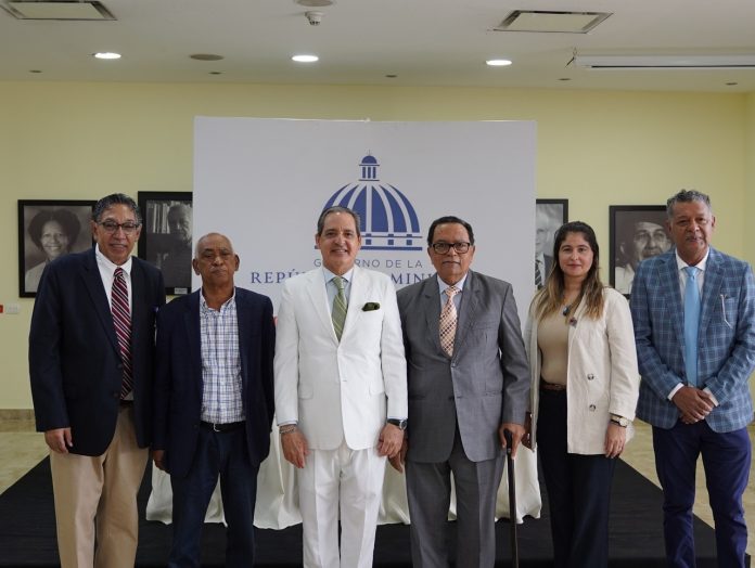 José Enrique García recibe Premio Internacional Pedro Henríquez Ureña 2025.