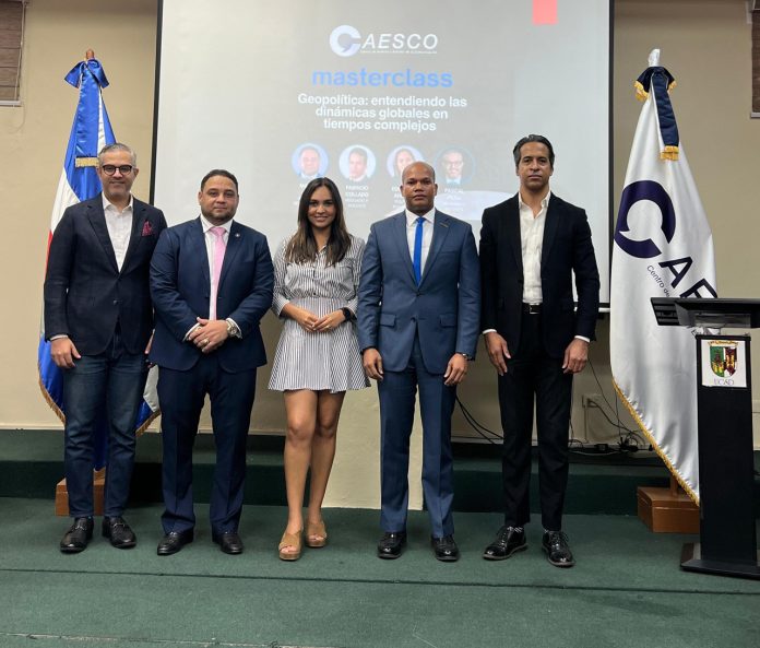 Especialistas analizan escenario geopolítico actual en una clase maestra