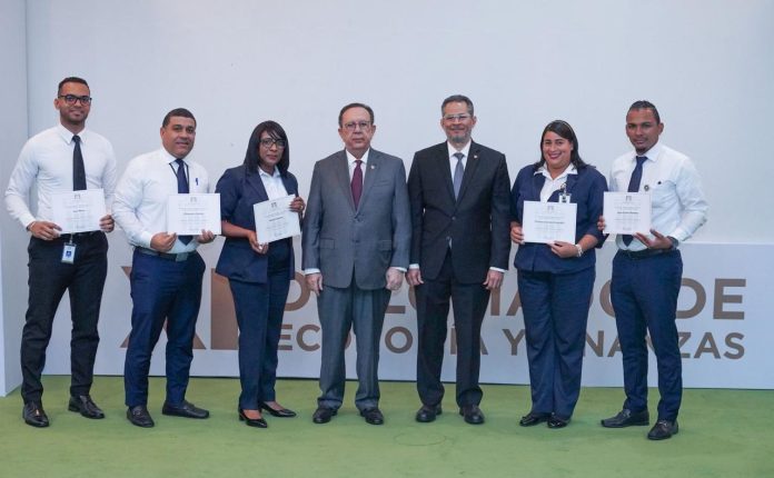 BCRD finaliza su XI Diplomado interno de economía y finanzas con 105 participantes.