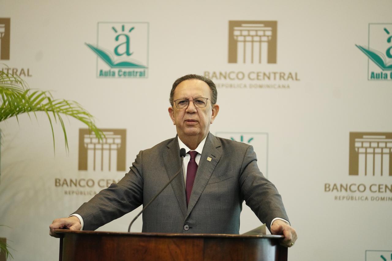 BCRD finaliza su XI Diplomado interno de economía y finanzas con 105 participantes.