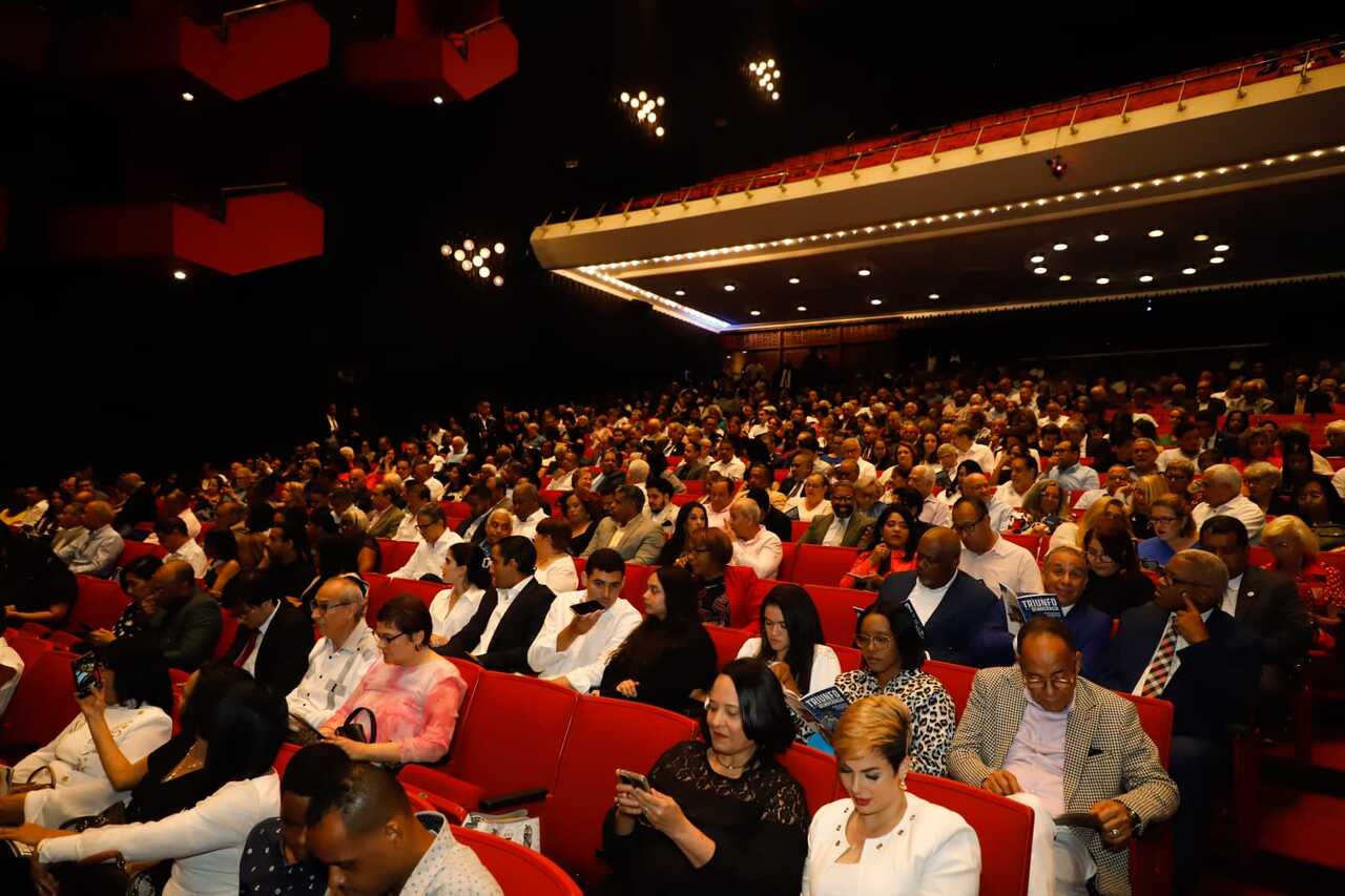 René Fortunato estrena documental "El Triunfo de la Democracia", en el Teatro Nacional.