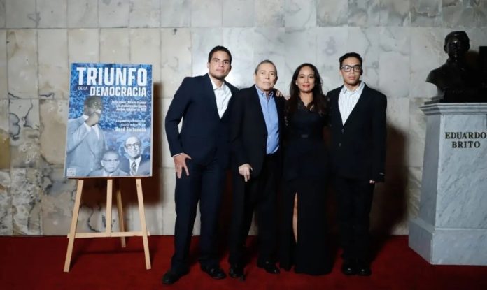 René Fortunato estrena documental "El Triunfo de la Democracia", en el Teatro Nacional.