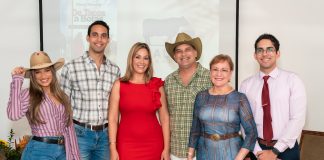 Cheryl Victoria presenta su libro “De Tacos a Botas”.