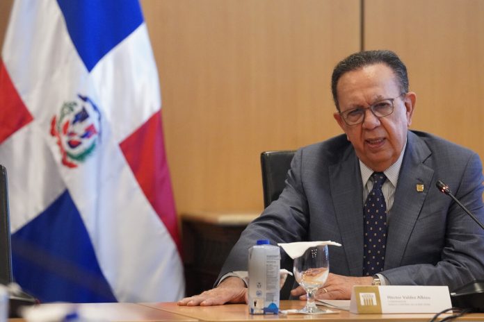 Gobernador del BCRD dialoga con ASIEX sobre inversión extranjera.