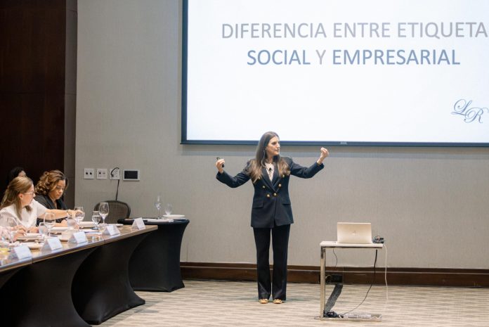 Etiqueta y protocolo son claves para fortalecer la imagen profesional en entornos globales