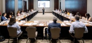 Etiqueta y protocolo son claves para fortalecer la imagen profesional en entornos globales