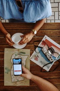 Airbnb ofrece recomendaciones esenciales para protegerse de huracanes y desastres ambientales
