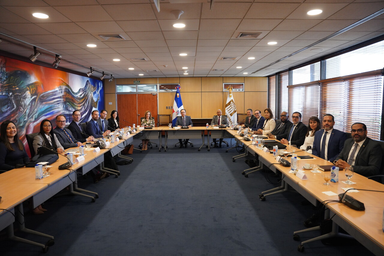 Valdez Albizu recibió delegación del Tony Blair Institute y miembros de la Vicepresidencia de la República.