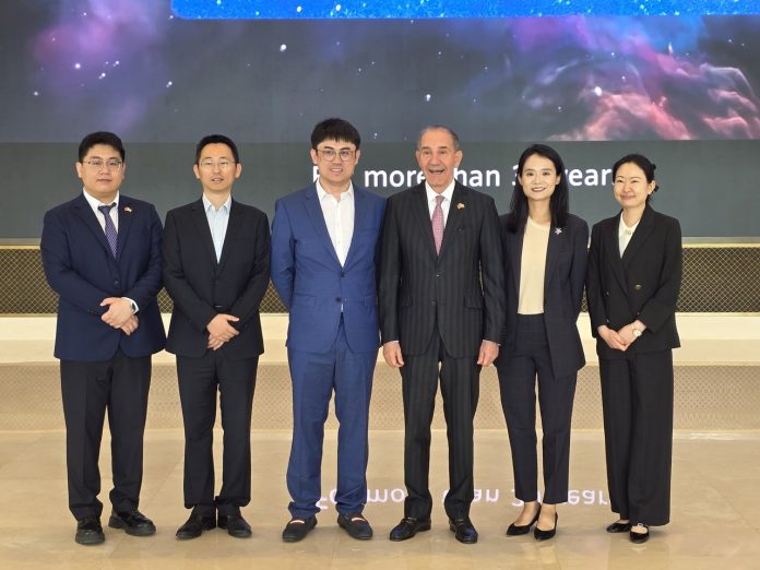 Delegación del MESCyT visitó sede global de Huawei en China.