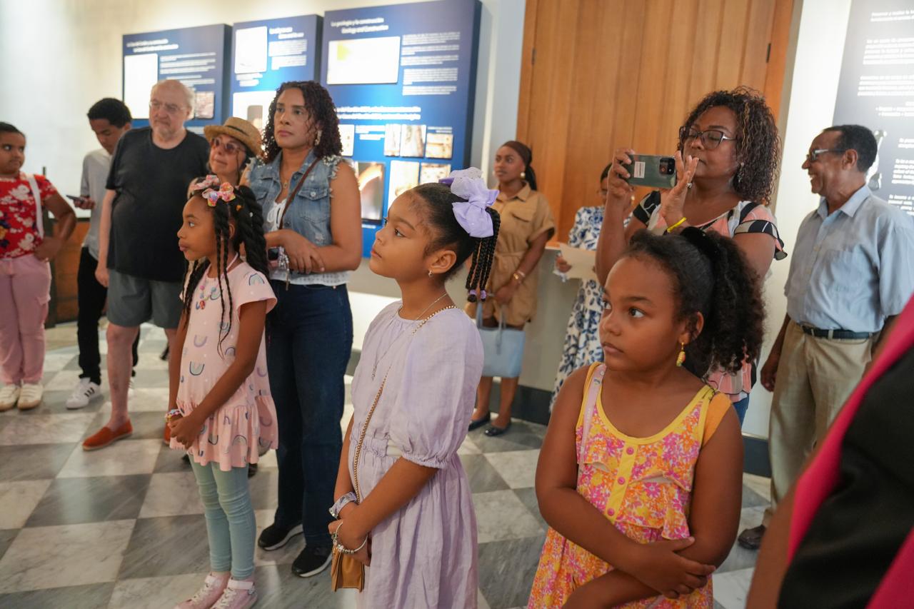 Cronistas sociales y a sus familias visitan Centro Cultural Taíno Casa del Cordón.