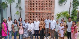 Cronistas sociales y a sus familias visitan Centro Cultural Taíno Casa del Cordón.