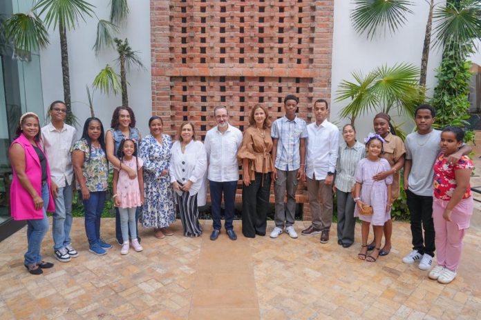 Cronistas sociales y a sus familias visitan Centro Cultural Taíno Casa del Cordón.