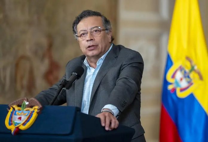 Petro niega escándalo de fiestas privadas y arremete contra Vicky Dávila