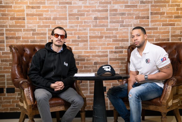 Roko Reyes de Faia Media y ALex TellerÃ_as de Super Q 100.9 al momento de firmar el acuerdo Nace Faia Radio: una nueva propuesta que une lo digital y lo tradicional
