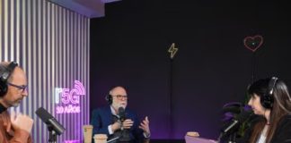 Periodistas de Latinoamerica usan podcasts para mostrar lo que ocurre tras bambalinas del periodismo
