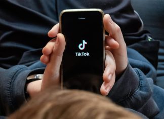 ¿Qué hay detrás de las cuentas de TikTok que usan versiones falsas de periodistas latinos creadas con IA