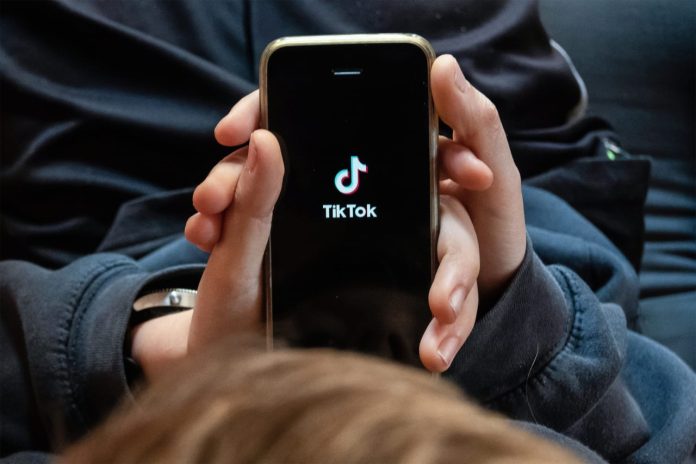¿Qué hay detrás de las cuentas de TikTok que usan versiones falsas de periodistas latinos creadas con IA