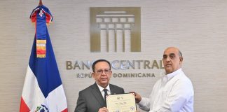 Colegio Dominicano de Economistas entrega reconocimiento a Héctor Valdez Albizu.