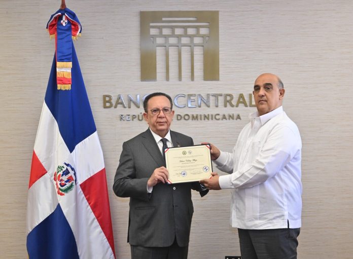Colegio Dominicano de Economistas entrega reconocimiento a Héctor Valdez Albizu.