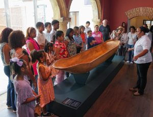 Cronistas sociales y sus familias viven un viaje al legado taíno y colonial en el Centro Cultural Taíno Casa del Cordón