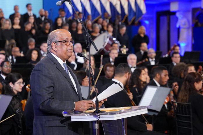 Realizan regrabación del himno nacional dominicano.