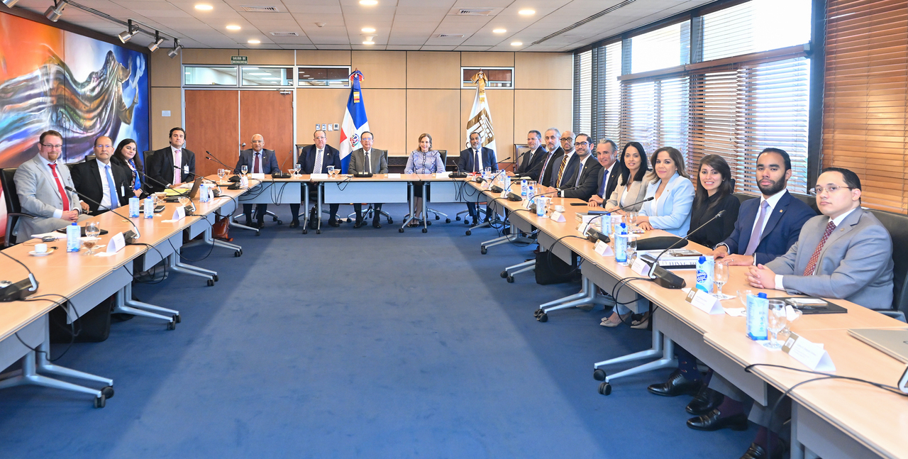 Gobernador del BCRD y ministro Magín Díaz realizan reunión con la misión del Artículo IV del FMI.