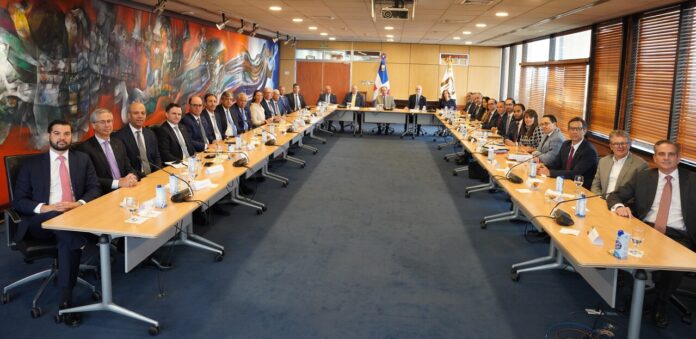 Valdez Albizu, Magín Díaz y Alejandro Fernández tienen encuentro con los presidentes del sector financiero.