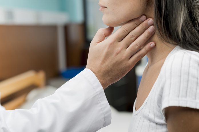 Las mujeres tienen más probabilidades de desarrollar cáncer de tiroides que los hombres