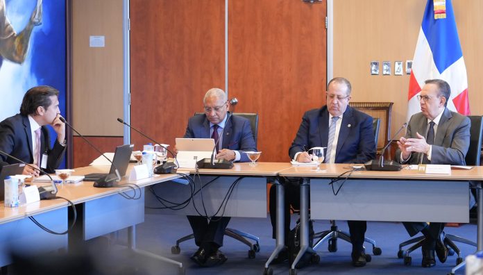 Gobernador Valdez Albizu y ministro Magín Díaz se reúnen con la misión del Artículo IV del FMI