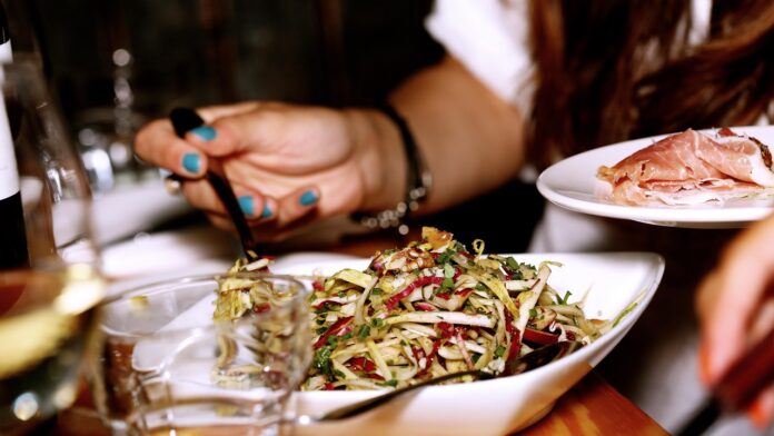 Image by LEEROY Agency from Pixabay La última comida del día es clave para regular la glucosa