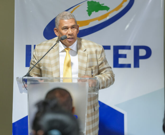 Odelis Matos director Regional Valdesia del INFOTEP INFOTEP impulsa desarrollo sostenible con conversatorio sobre manejo de residuos sólidos