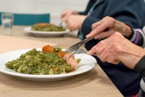 Especialistas de la nutrición recomiendan una dieta variada en las personas de la tercera edad